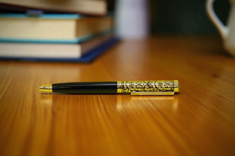 MP-17 Royal Gold Floral Ball Pen – Elegant Black & Gold Executive Writing Pen
